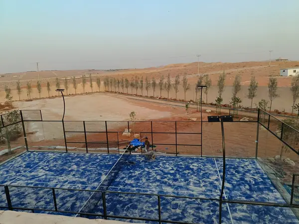 ملاعب بادل بأرضية زرقاء ضمن مشروع مفتوح — تنفيذ غصون الصفوة